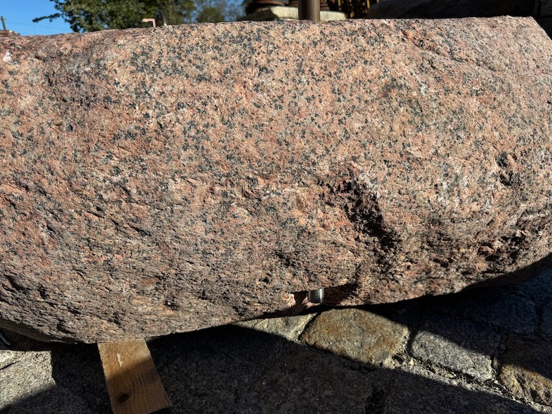 Großer roter Findlingsbrunnen Patina