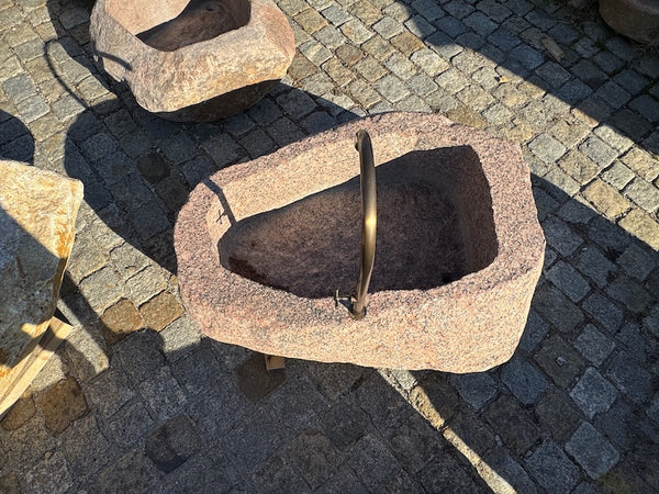 Großer roter Findlingsbrunnen Rückansicht