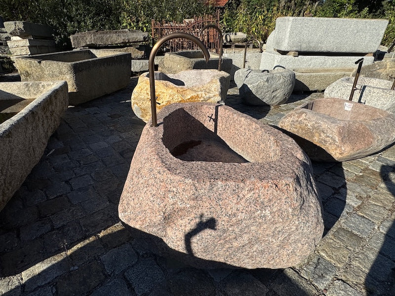 Großer roter Findlingsbrunnen Rückansicht