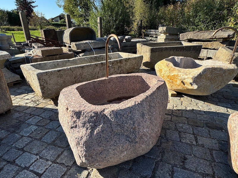 Großer roter Findlingsbrunnen