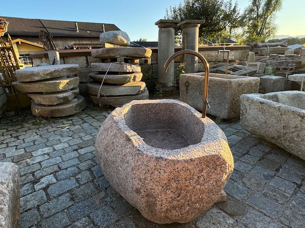 Großer roter Findlingsbrunnen Seitenansicht