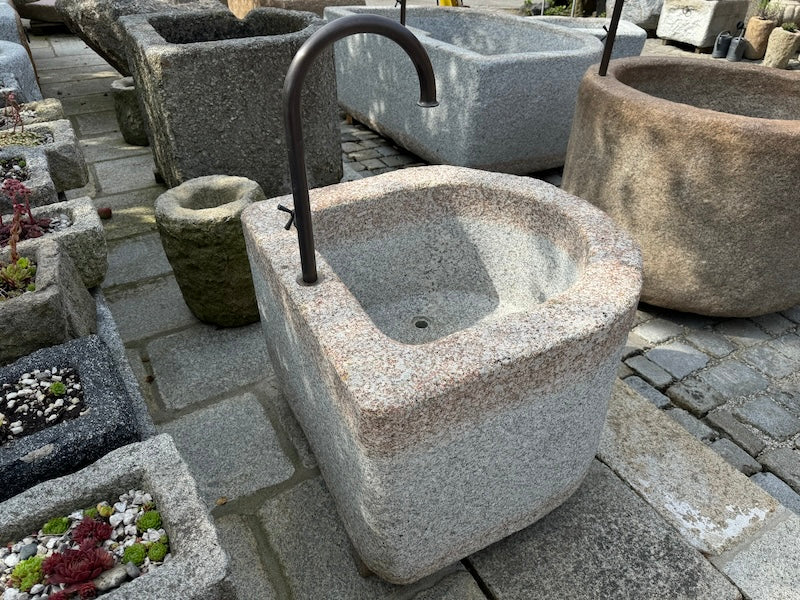 Granitbrunnen Garten Rückansicht