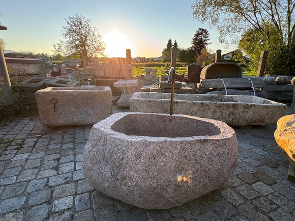 Großer roter Findlingsbrunnen