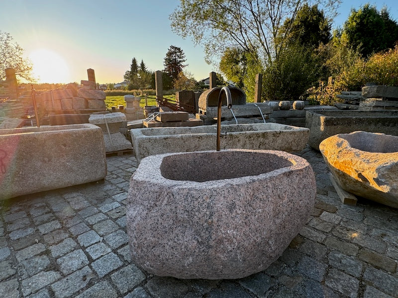 Großer roter Findlingsbrunnen