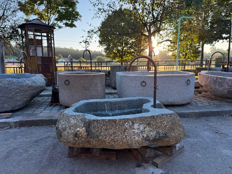 findlingsbrunnen grau naturoberfläche