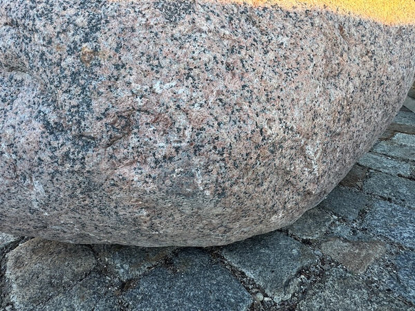 Großer roter Findlingsbrunnen Oberfläche