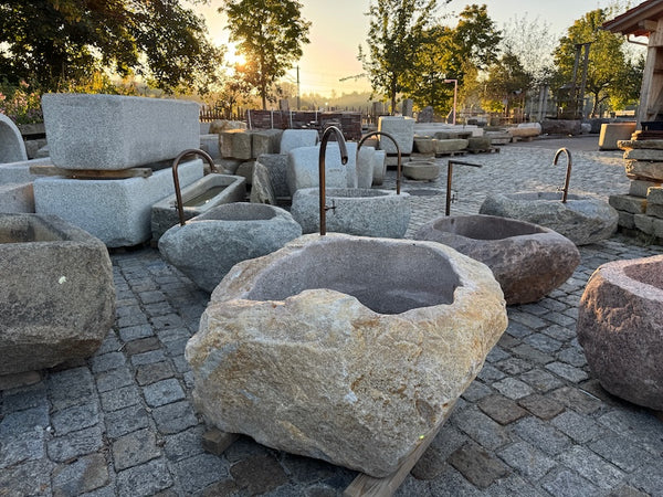 Findlingsbrunnen mit Patina