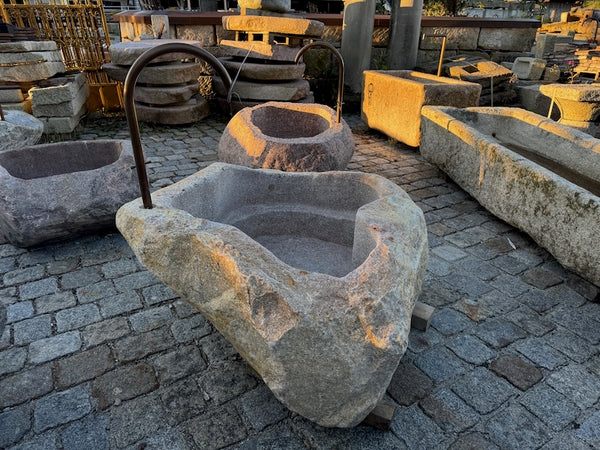 Findlingsbrunnen mit rostfarbenen Stellen