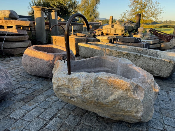 Findlingsbrunnen mit rostfarbenen Stellen