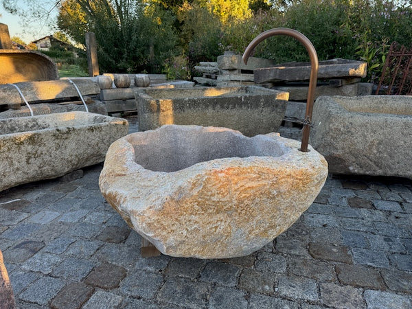 Findlingsbrunnen mit rostfarbenen Stellen Seitenansicht