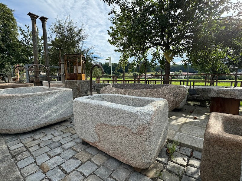 Granitbrunnen rechteckig mit Einschlüssen