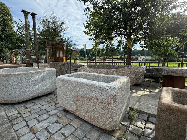 Granitbrunnen rechteckig mit Einschlüssen