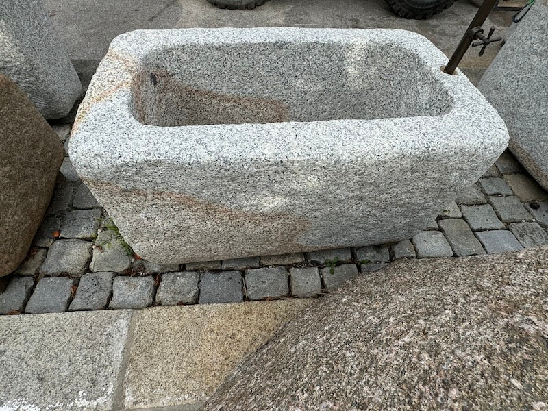 Granitbrunnen rechteckig Rückansicht