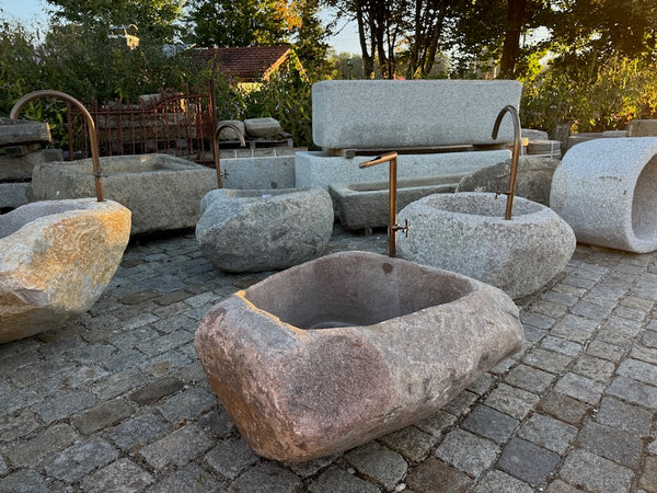 Findlingsbrunnen rot für den Garten