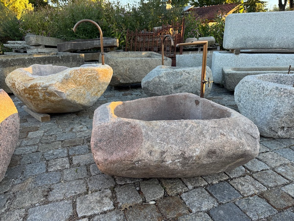 Findlingsbrunnen aus rotem Granit