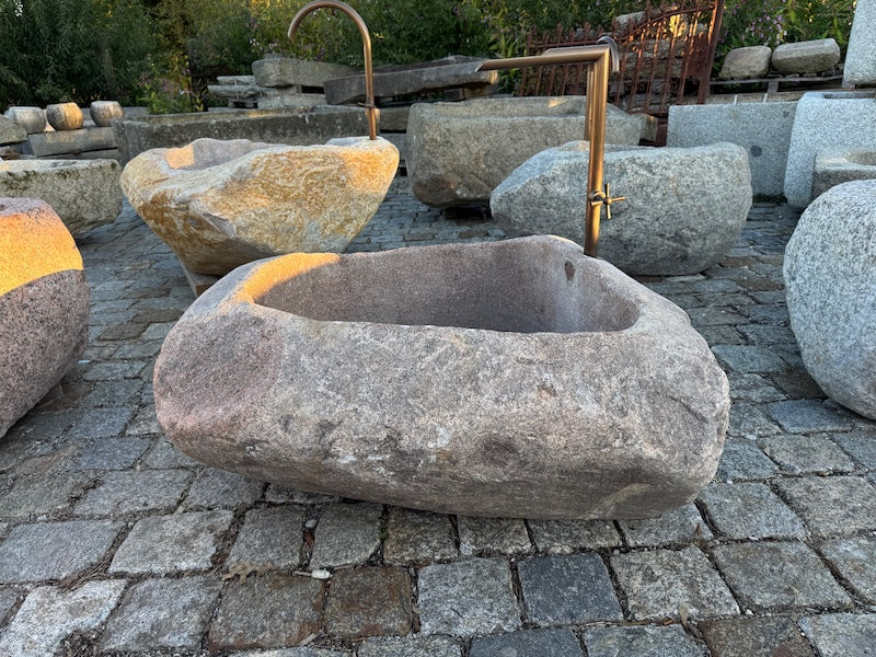Findlingsbrunnen aus rotem Granit