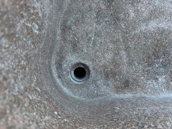 Findlingsbrunnen aus rotem Granit