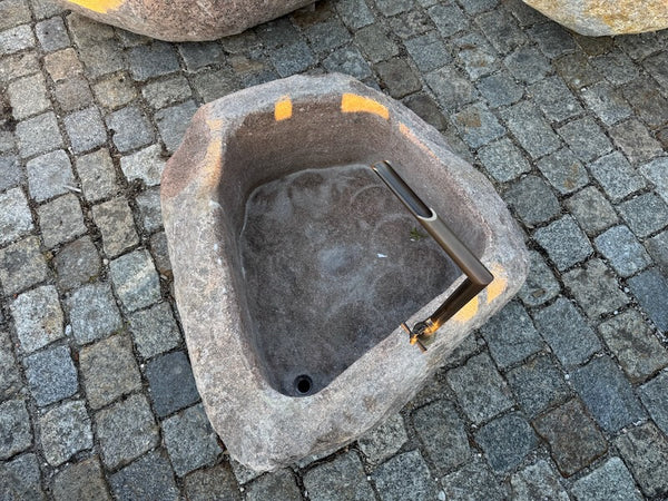 Findlingsbrunnen aus rotem Granit Seitenansicht