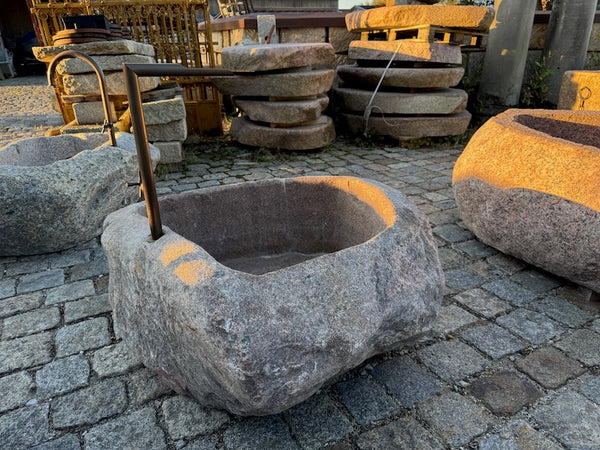 Findlingsbrunnen aus rotem Granit Draufsicht
