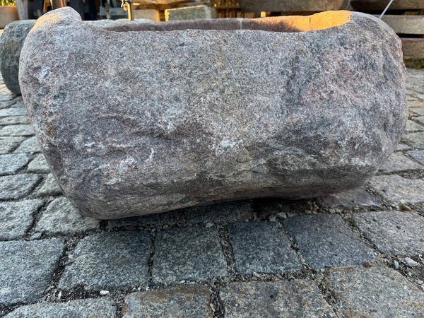 Findlingsbrunnen aus rotem Granit