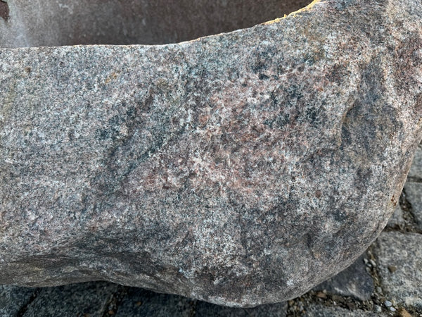 Findlingsbrunnen aus rotem Granit