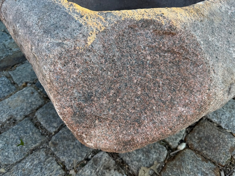 Oberfläche rot Findlingsbrunnen