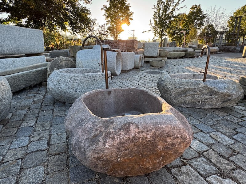Findlingsbrunnen aus rotem Granit