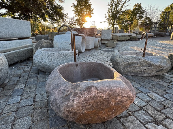 Findlingsbrunnen aus rotem Granit