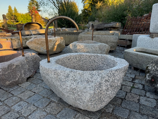 Findlingsbrunnen grau Seitenansicht