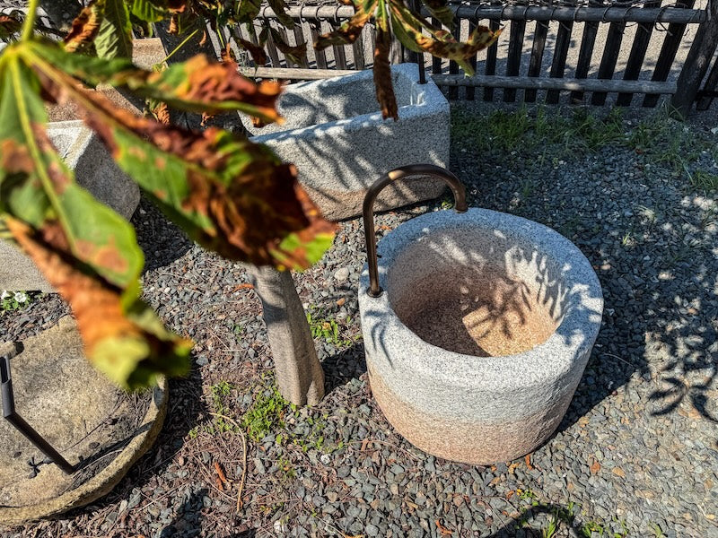Runder Granitbrunnen mit Wassereinlauf