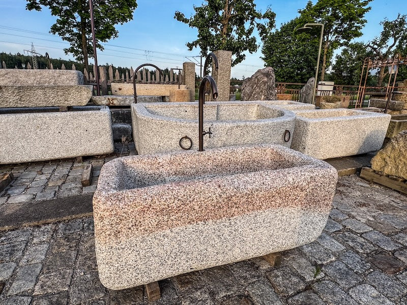 Steinbrunnen aus grauem Granit