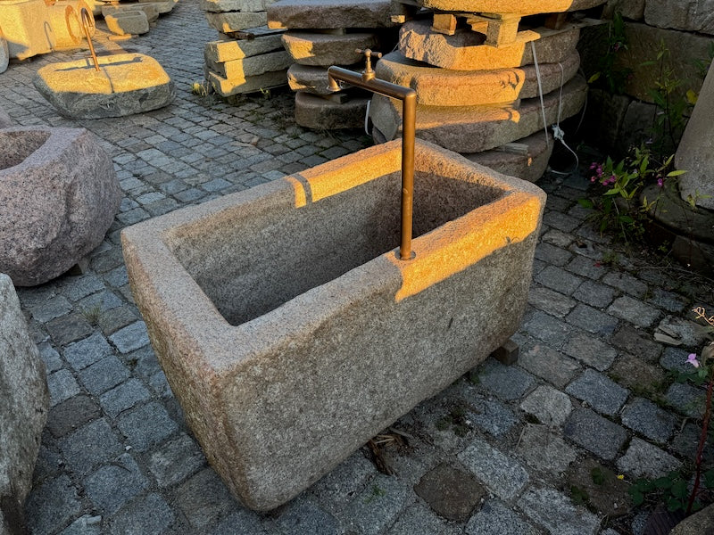 Steinbrunnen rechteckig mit Messinghandrad