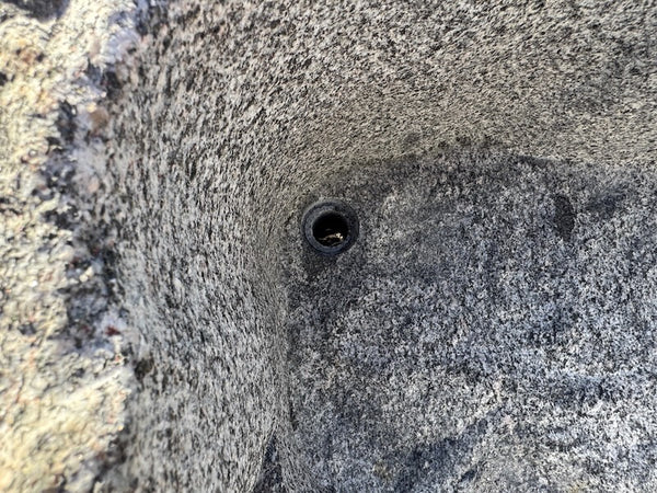 granit findling brunnen