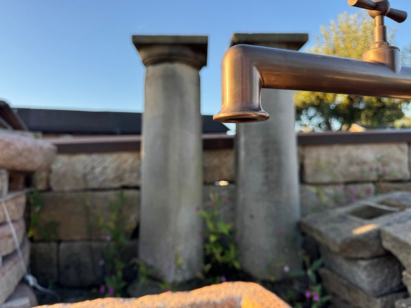 steinbrunnen mit wasserhahn