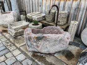 Kleiner Findlingsbrunnen aus rotem Granit
