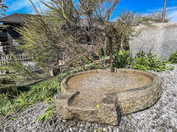 Mühlsteinbecken mit Auslauf