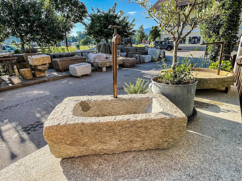 Brunnentrog mit Wassereinlauf