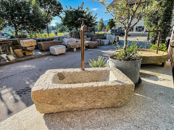 Brunnentrog mit Wassereinlauf