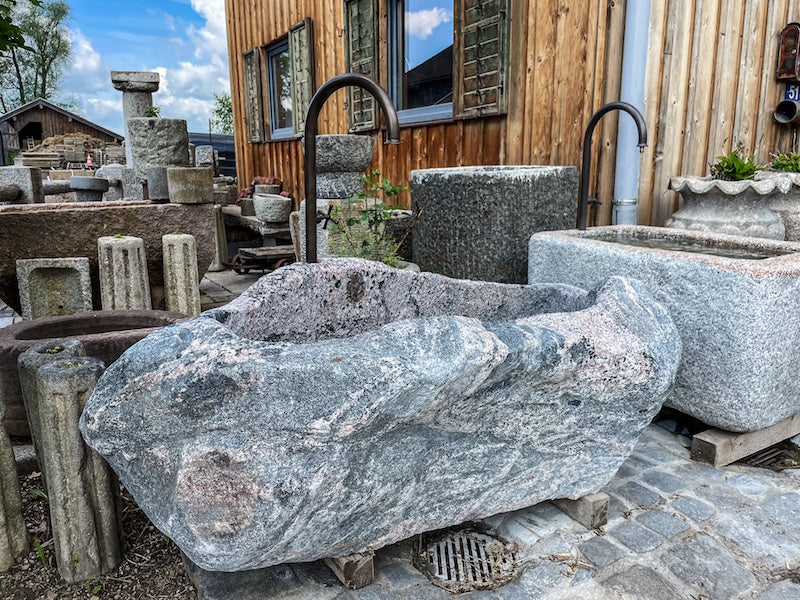 Alter Findlingsbrunnen mit wunderschöner Farbe
