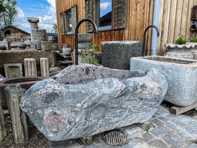 Alter Findlingsbrunnen mit wunderschöner Farbe