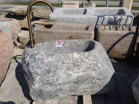 Findlingbrunnen mit violetten Einschlüssen