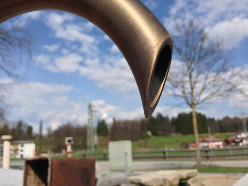 Findlingbrunnen mit gebogenen Messingwassereinlauf