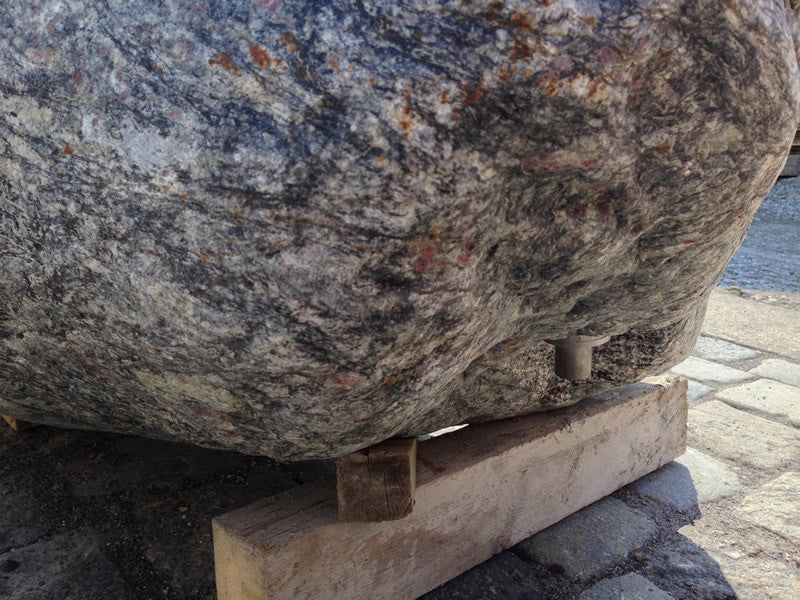 Findlingbrunnen mit violetten Einschlüssen