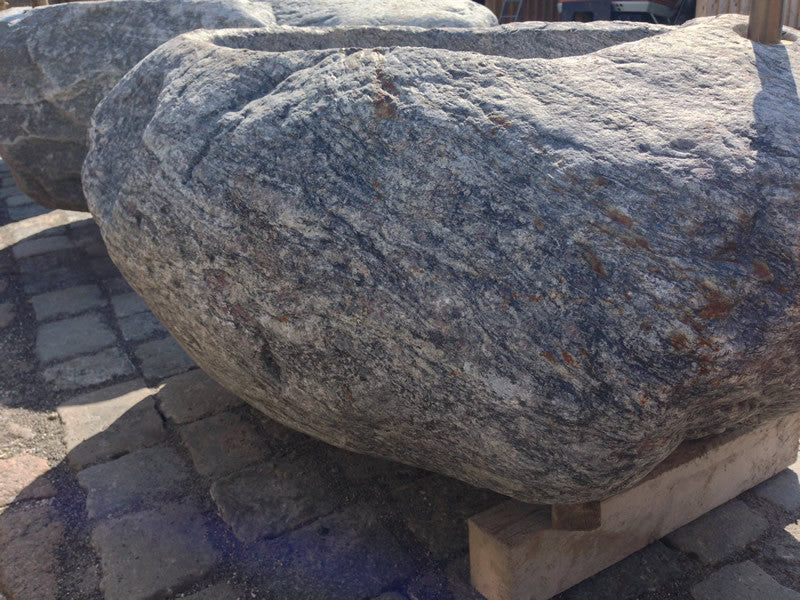 Findlingbrunnen mit violetten Einschlüssen Seitenansicht