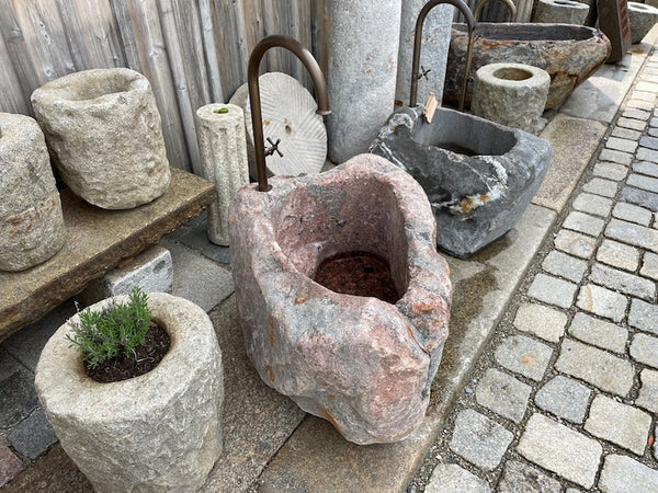 Kleiner Findlingsbrunnen aus rotem Granit