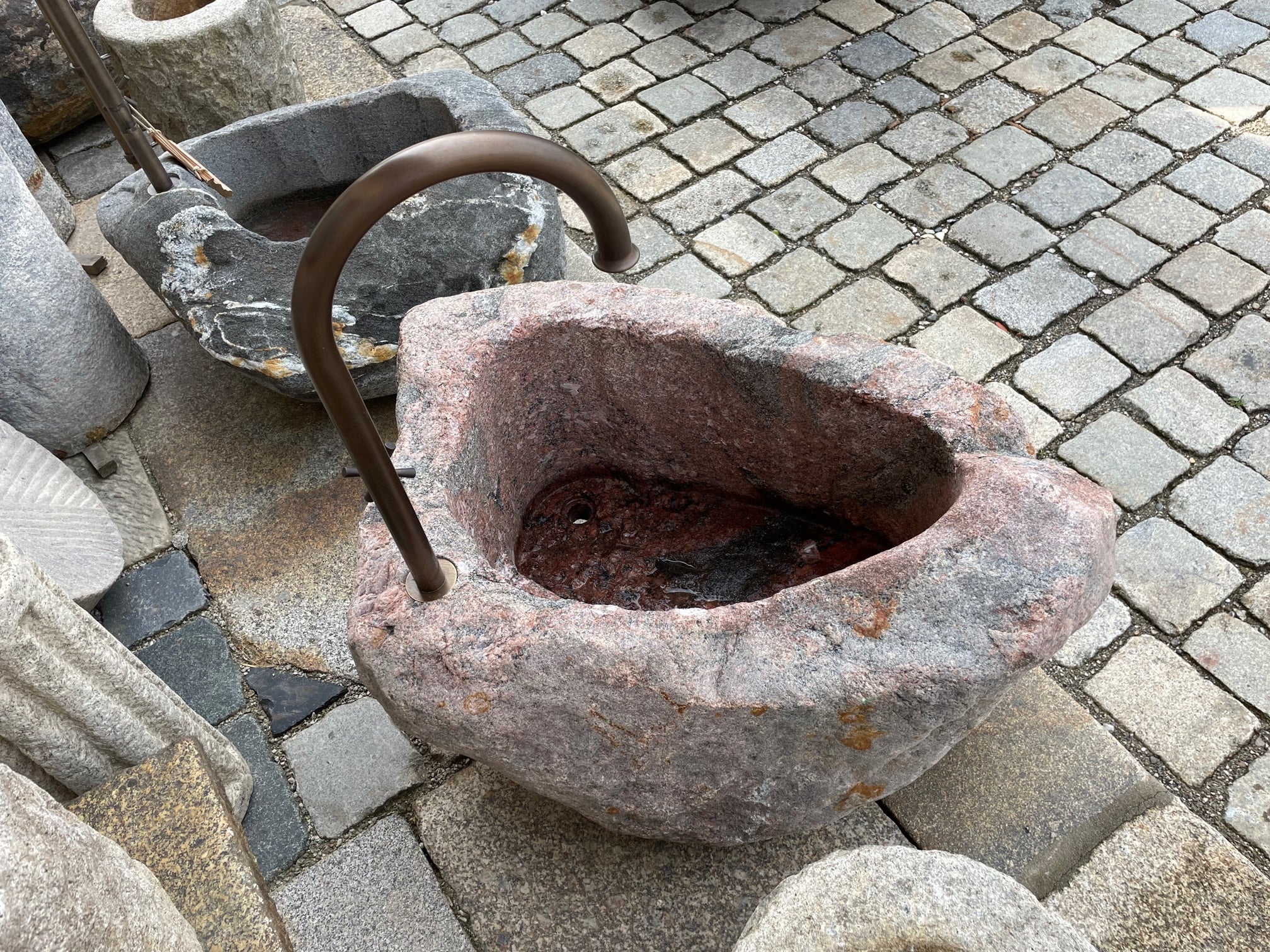 Kleiner Findlingsbrunnen aus rotem Granit