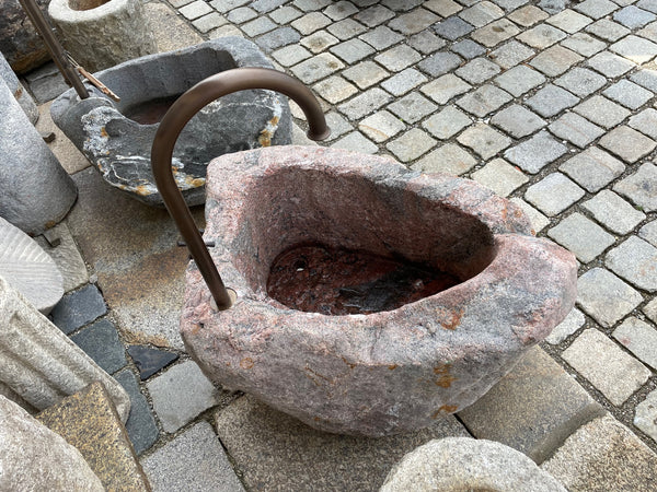 Kleiner Findlingsbrunnen aus rotem Granit