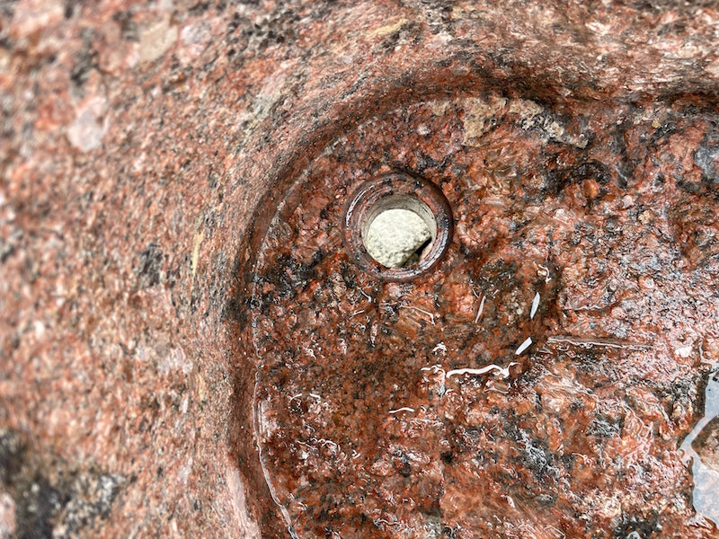 Kleiner Findlingsbrunnen aus rotem Granit