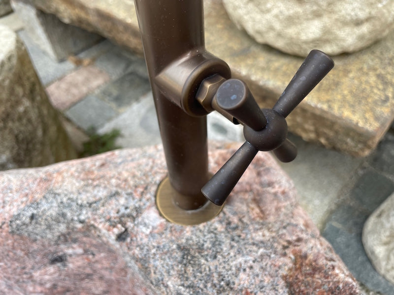 Kleiner Findlingsbrunnen aus rotem Granit mit Handrad