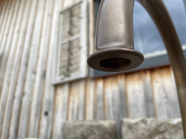 Kleiner Findlingsbrunnen aus rotem Granit